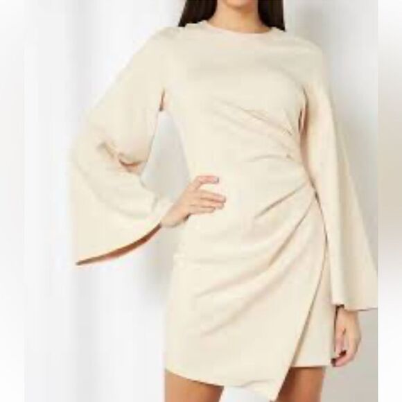 Elliatt Dresses & Skirts - ELLIATT La Fontelina Bell Sleeve SIDE RUCHED IVORY Mini Dress. Size L